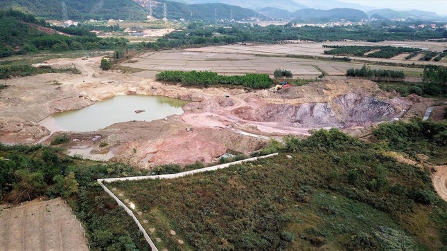 Quảng Ninh: Ai cho phép biến cánh đồng thành ‘công trường’ khai thác đất sét?