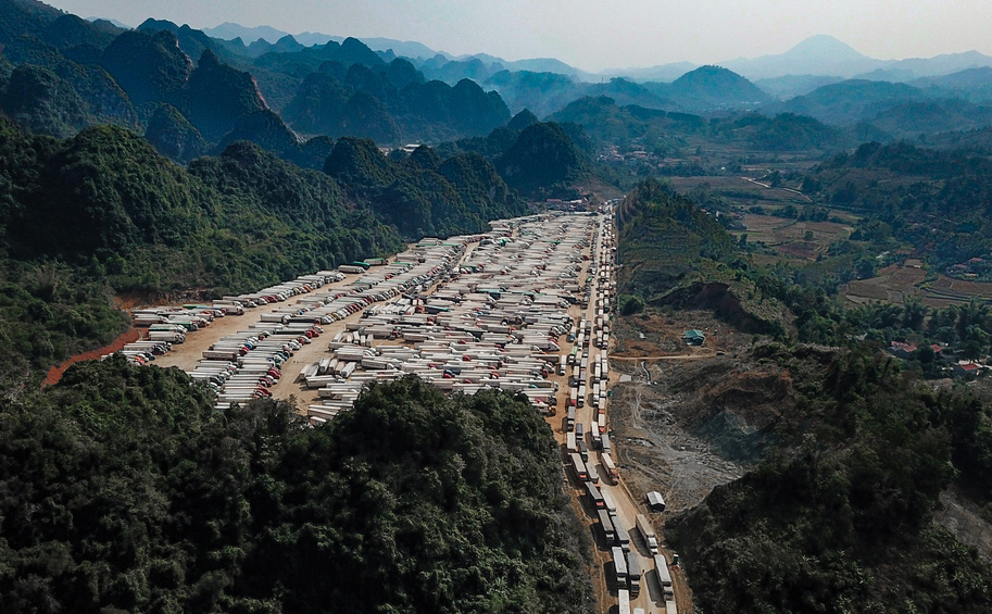 Chính phủ yêu cầu giải phóng nhanh hàng nghìn phương tiện ùn tắc tại cửa khẩu biên giới Lạng Sơn, Quảng Ninh