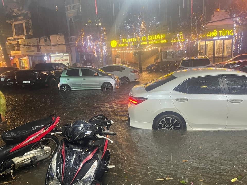 Thành phố Lào Cai ngập trong biển nước do mưa lớn