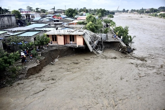 Indonesia sơ tán hàng chục nghìn người do mưa lũ và lở đất