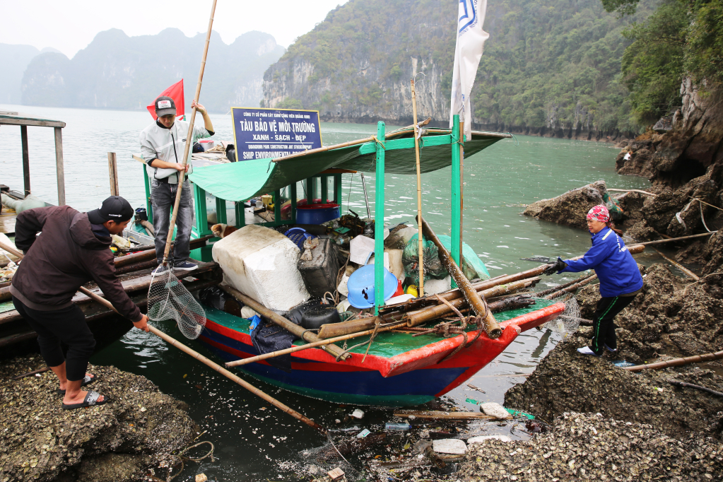 Quảng Ninh: Triển khai đợt cao điểm thu gom rác thải trên vịnh Hạ Long