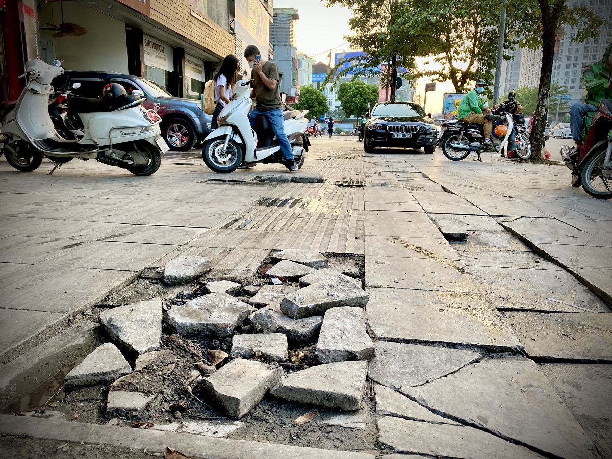 [Photo Story] Vỉa hè Hà Nội: Lát đá có độ bền vài chục năm nhưng chỉ vài năm đã hỏng