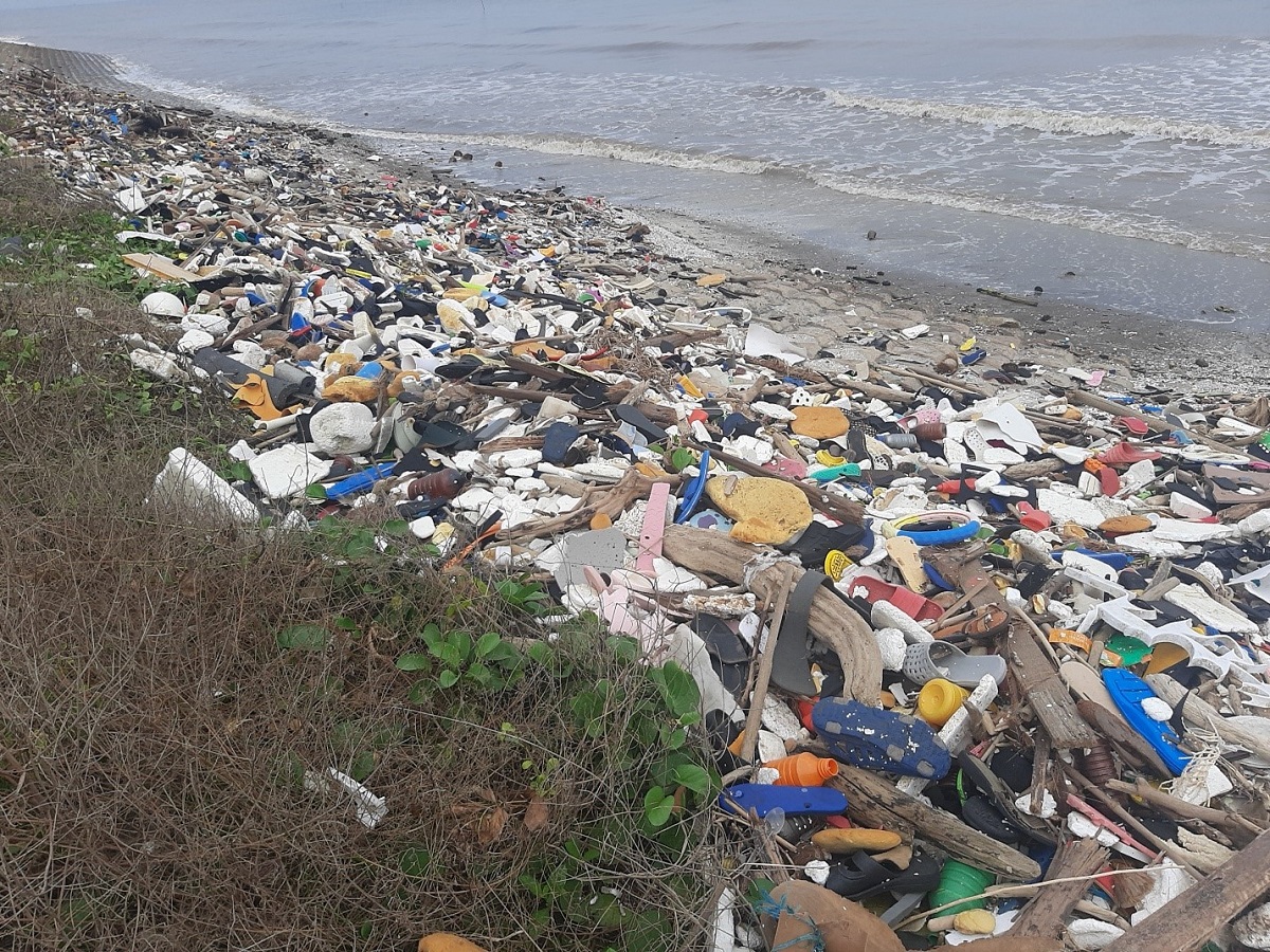 [Photo Story] Tiền Giang: Đê biển Gò Công “ngập” rác