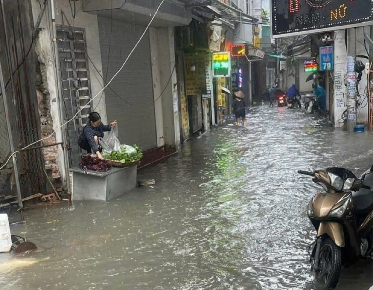 [Photo Story] Hà Nội: Mưa như trút nước, nhiều khu vực ngập sâu