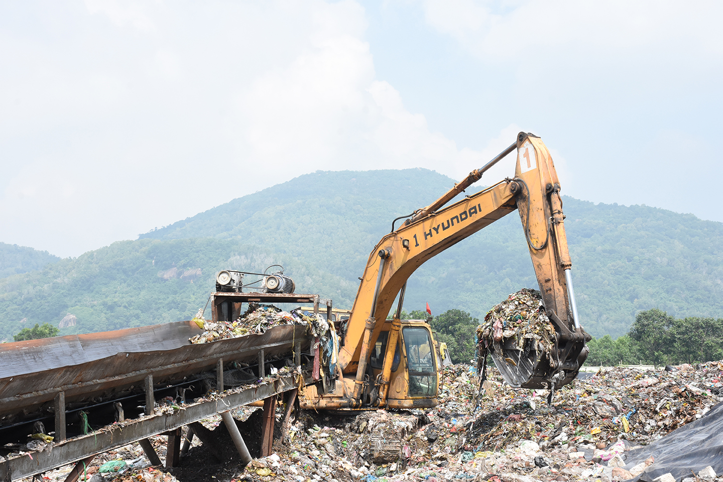 Khắc phục ô nhiễm tại các bãi chôn lấp rác tạm thời