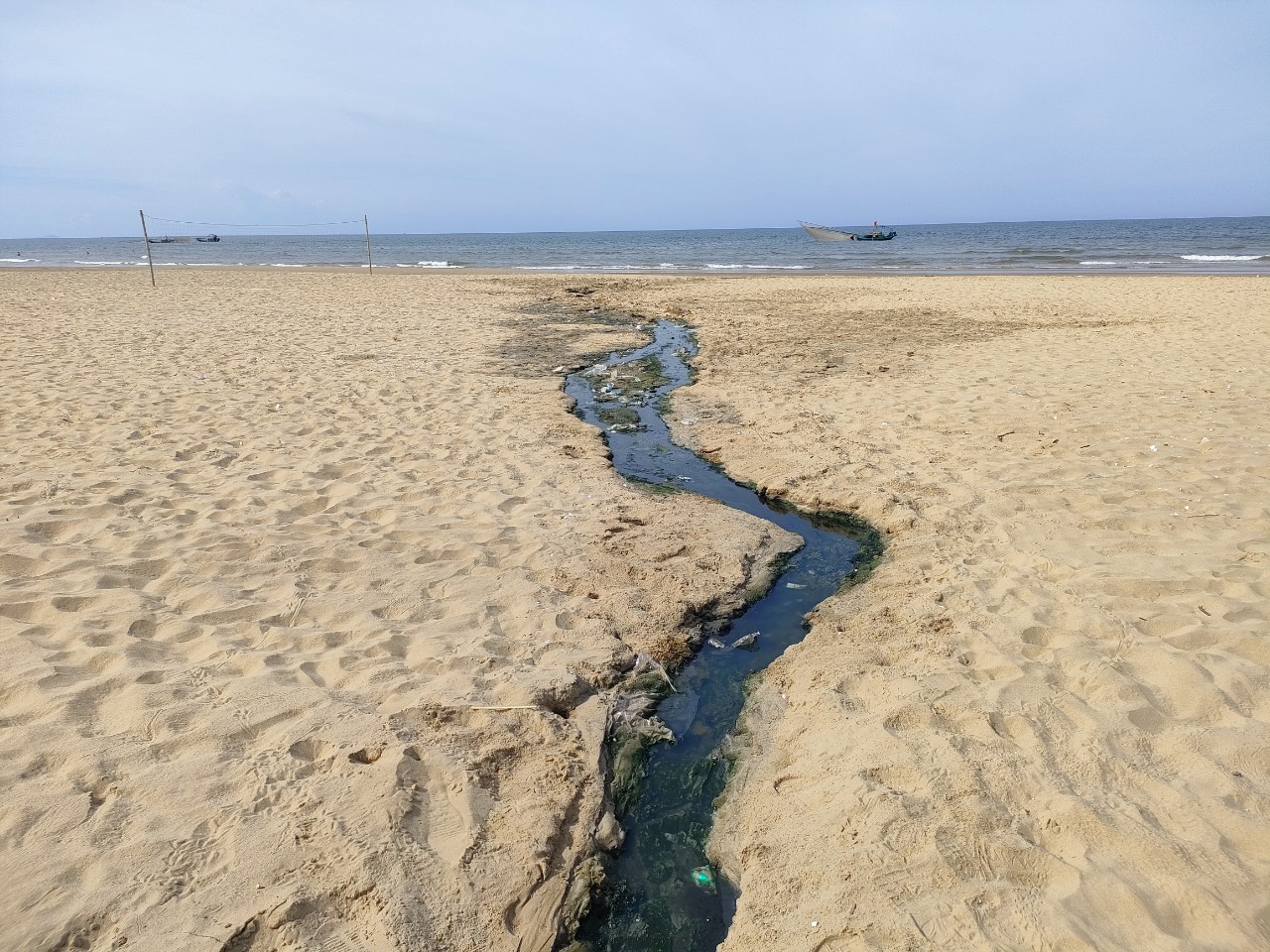 Nước thải sinh hoạt đen ngòm xả thẳng ra biển Thạch Hải