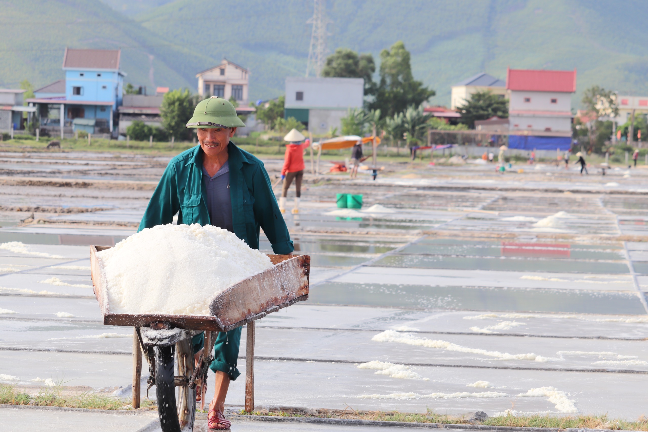 Nắng như “thiêu đốt”, diêm dân vẫn cần mẫn thu hoạch muối