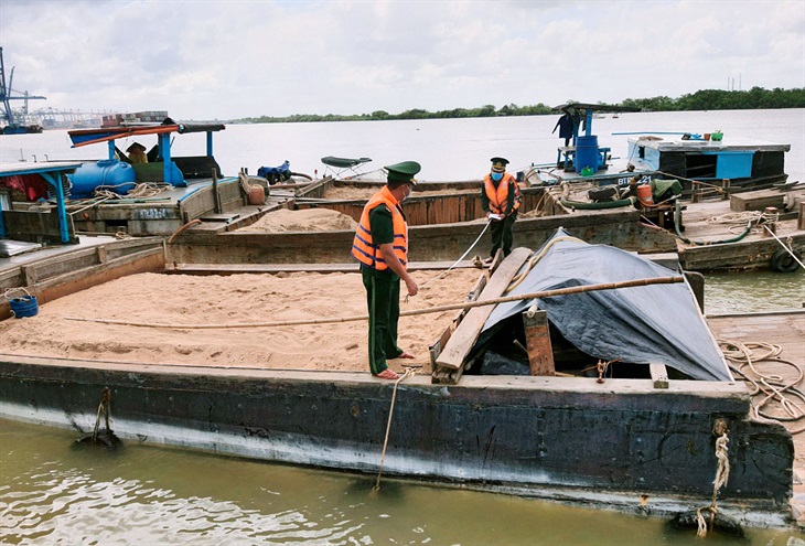 Tạm giữ phương tiện khai thác cát trái phép trên tuyến sông Đồng Nai