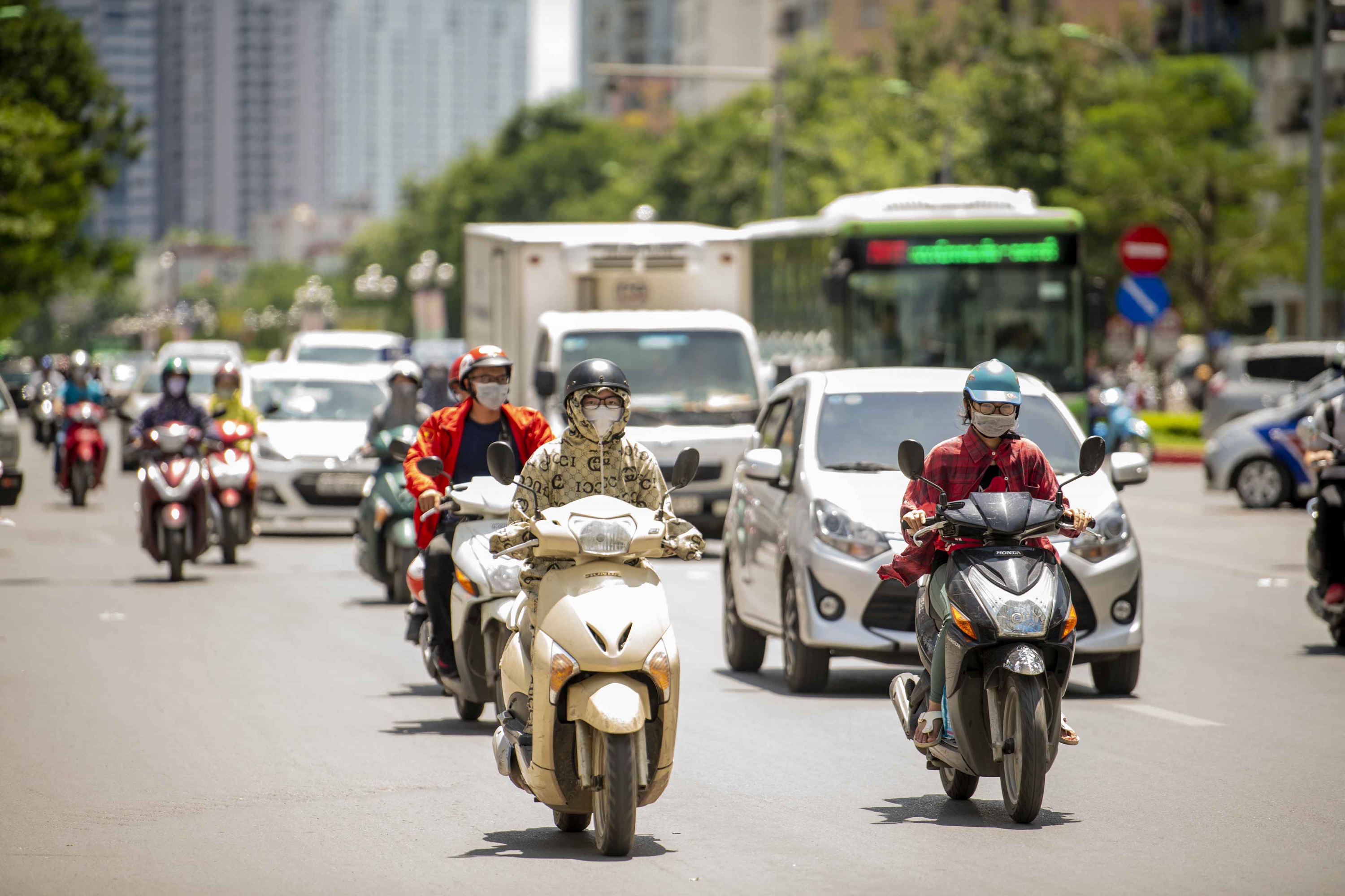 Bắc, Trung Bộ nắng nóng gay gắt, Nam Bộ mưa dông
