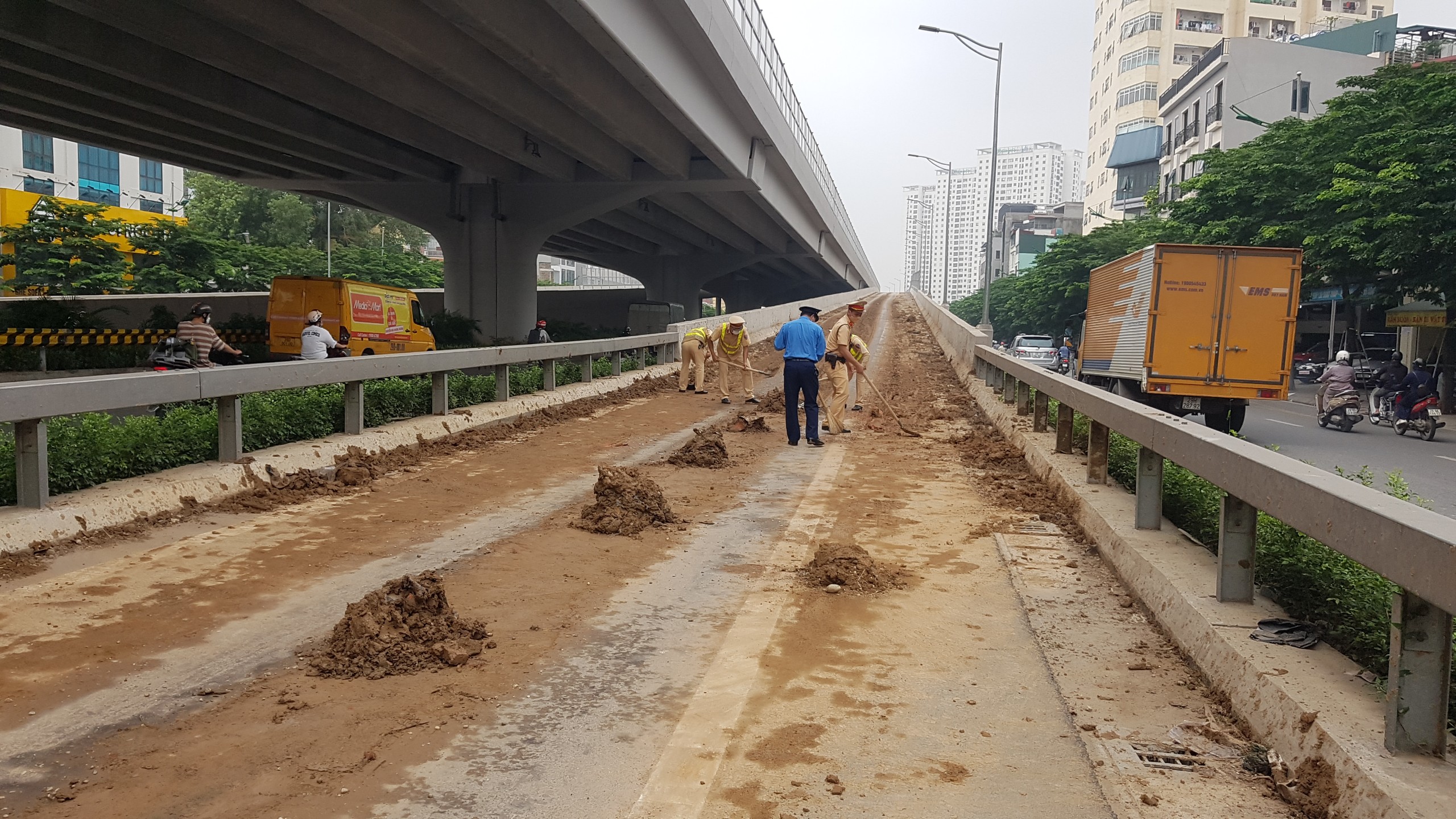 Hà Nội: Bùn đất ngập đường tại nút dẫn lên Vành đai 3 trên cao