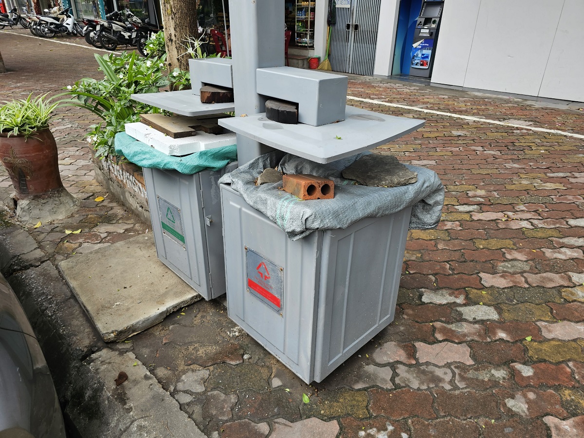 [Photo Story] Nhiều thùng rác thông minh bị hư hỏng, úp ngược