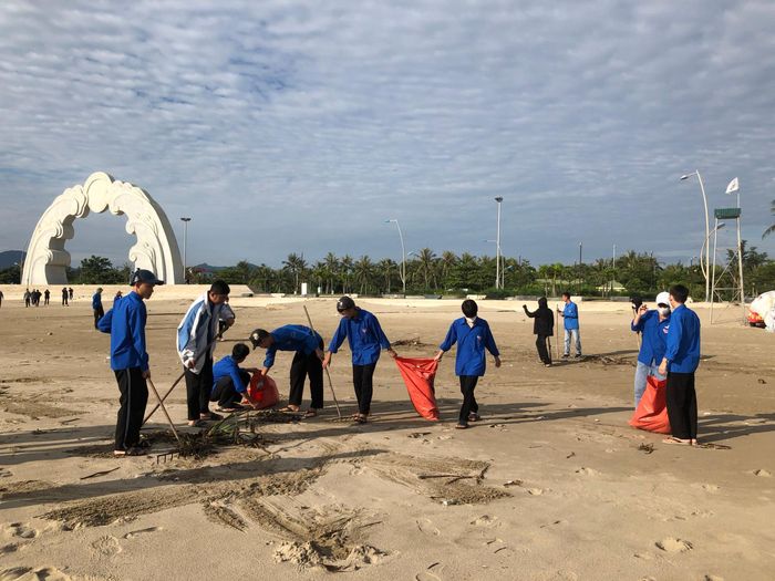 Hà Tĩnh: Hàng trăm tình nguyện viên thu gom rác thải làm sạch bờ biển