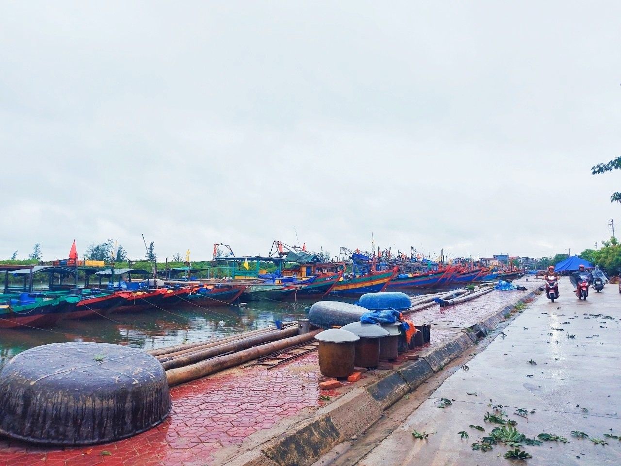 Nhiều địa phương cấm biển ứng phó với bão số 4