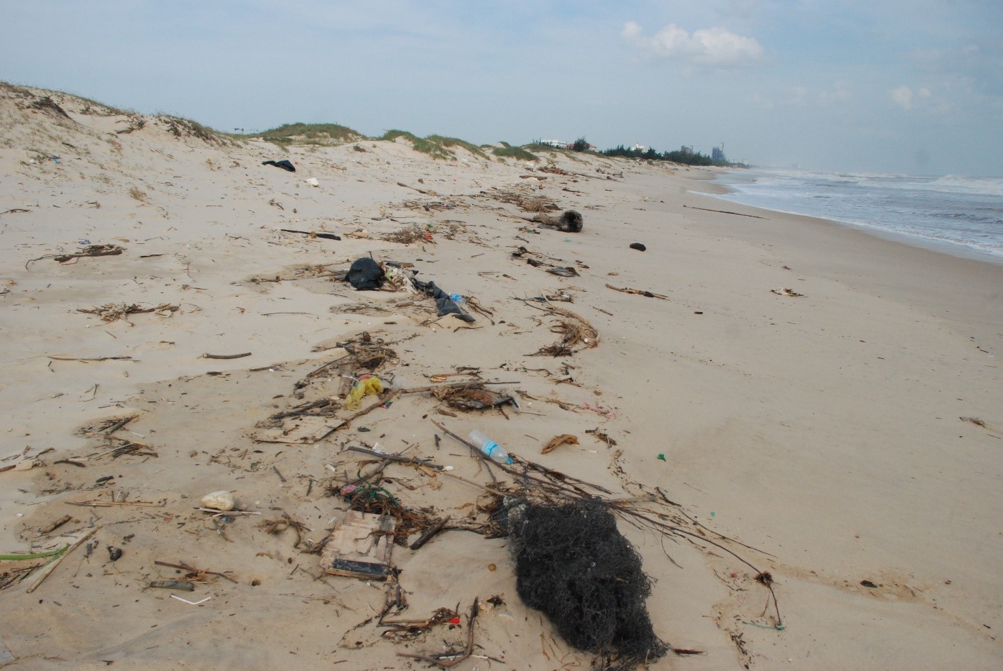 Bãi biển Bảo Ninh vẫn ngổn ngang rác thải sau mưa bão