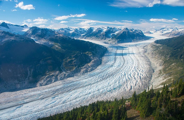 Sông băng tan chảy khiến vô số vi khuẩn thoát ra sông, hồ