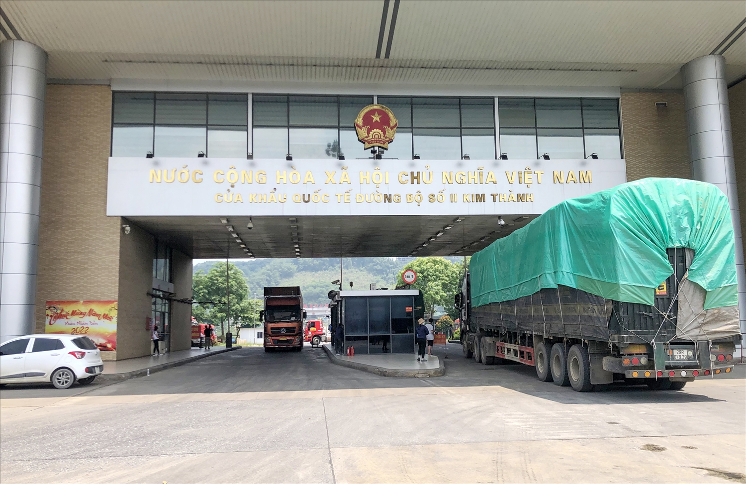 Xuất nhập khẩu qua cửa khẩu Lào Cai từng bước phục hồi