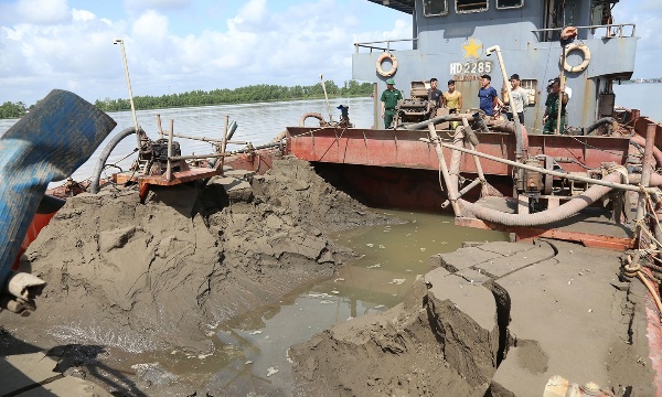 Bắt giữ 8 tàu vận chuyển cát trái phép trên sông Cửa Tiểu