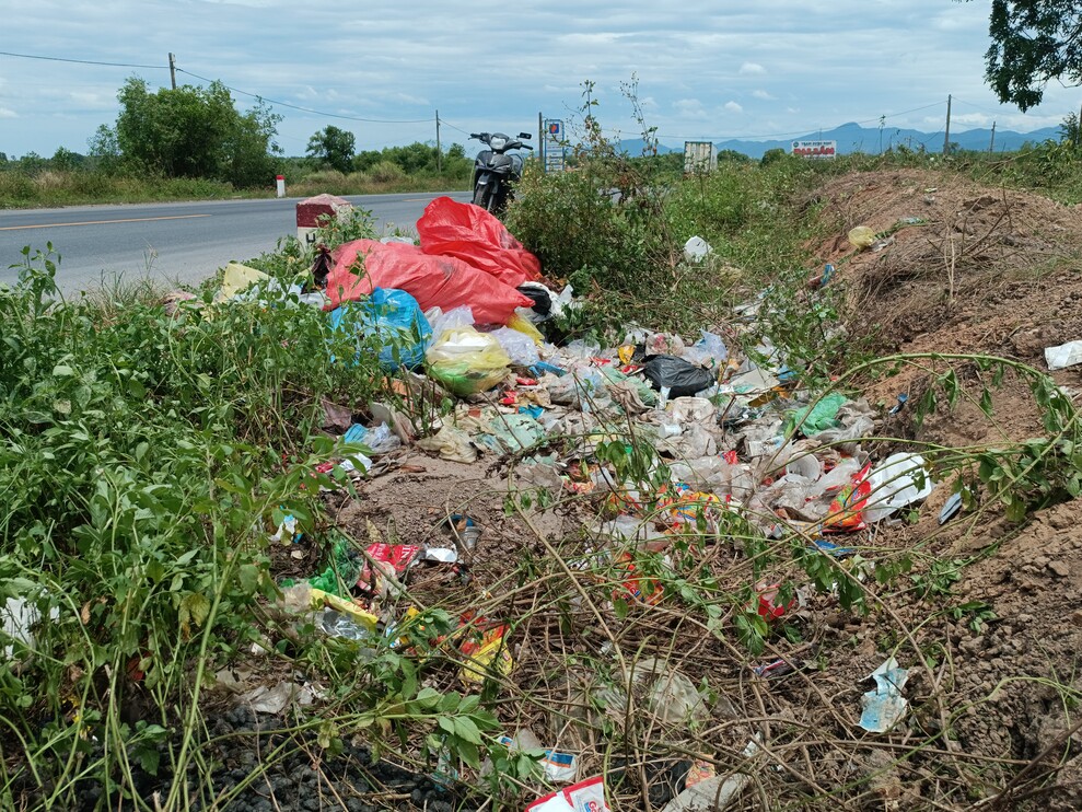 Quảng Bình: Rác thải tràn lan tại tuyến đường tránh thành phố Đồng Hới