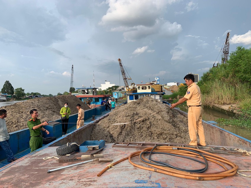 Phát hiện 2 sà lan vận chuyển cát không rõ nguồn gốc
