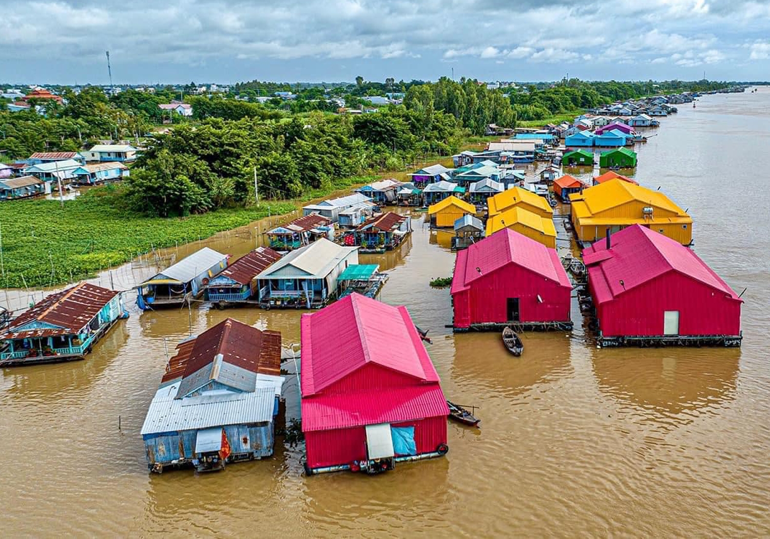 Làng bè sắc màu trên ngã ba sông Châu Đốc