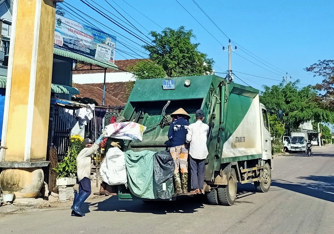 Bình Định tăng cường thu gom, xử lý rác thải sinh hoạt nông thôn