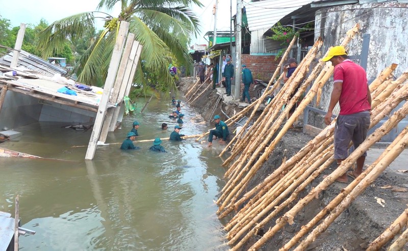 Khắc phục sạt lở bờ sông, đảm bảo an toàn cho người dân