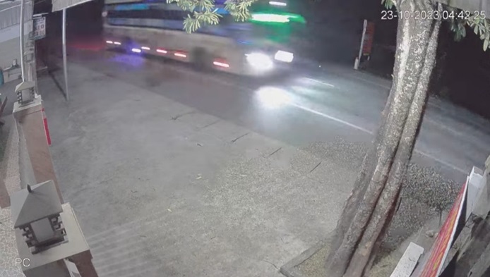 Hà Tĩnh: Tài xế xe khách đổ chất thải trên xe xuống đường