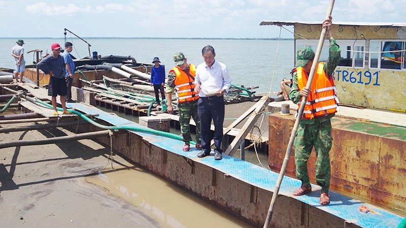 Khai thác cát trái phép chưa được ngăn chặn, xử lý triệt để