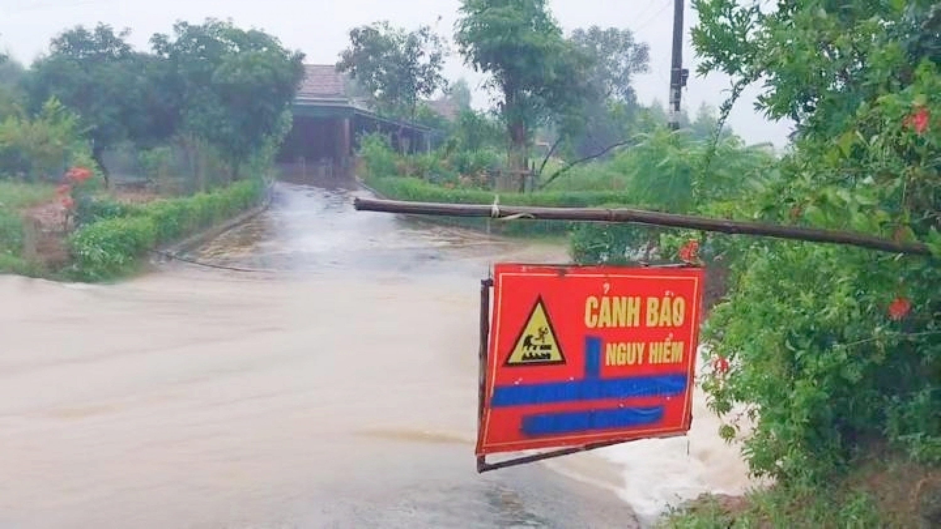 Hà Tĩnh: Sẵn sàng sơ tán người dân khỏi vùng nguy hiểm do mưa lũ