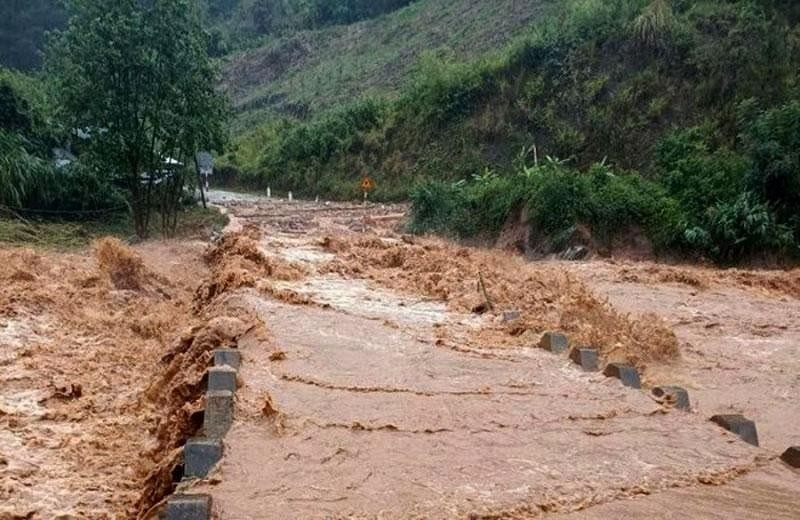 Tin thời tiết ngày 13/10: Khu vực Trung Bộ mưa lớn, cảnh báo ngập úng, lũ quét, sạt lở