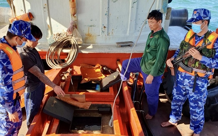 Cảnh sát biển bắt giữ 3 tàu cá chở 200.000 lít dầu không rõ nguồn gốc
