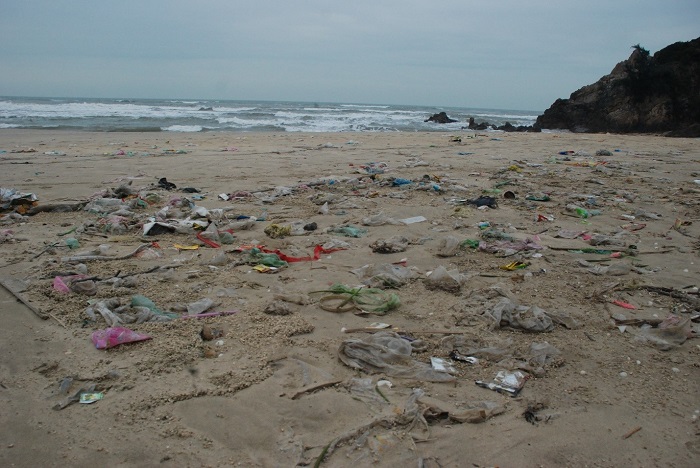 Bãi biển Đá Nhảy ngập tràn rác thải