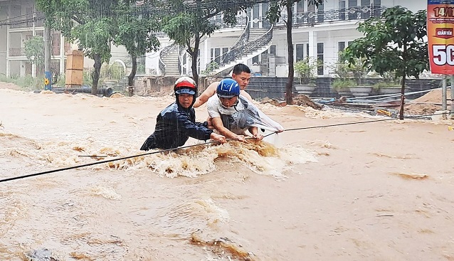 Khắc phục khẩn cấp tình trạng ngập lụt tại phường Ghềnh Ráng