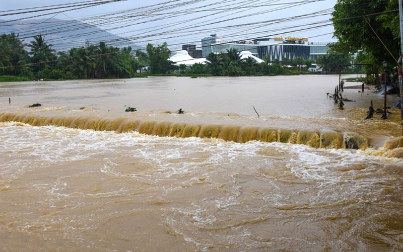 Tin thời tiết ngày 6/12: Trung Bộ mưa lớn kéo dài, nguy cơ lũ quét, sạt lở đất ở vùng núi