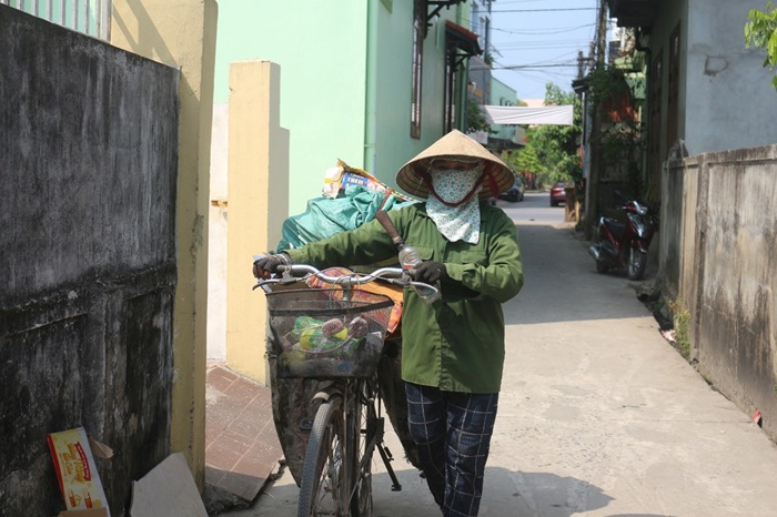Quảng Bình: Người lao động vất vả mưu sinh dưới nắng nóng gay gắt