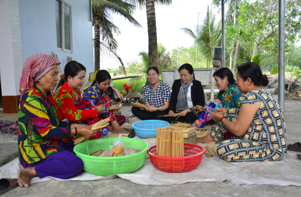 “Giữ lửa” với nghề vót đũa tre truyền thống