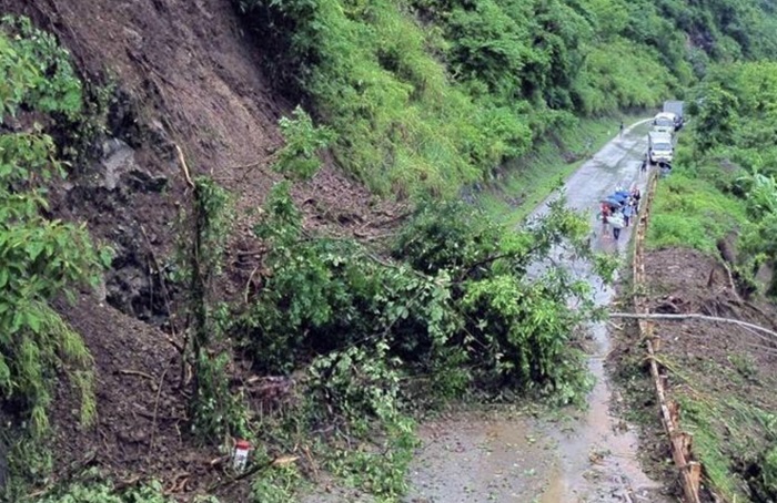 Triển khai phương án đảm bảo an toàn giao thông mùa mưa bão