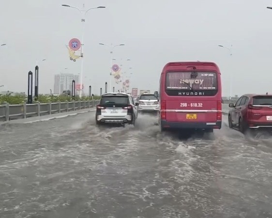 Hà Nội: Yêu cầu làm rõ nguyên nhân ngập nước tại cầu Vĩnh Tuy 2