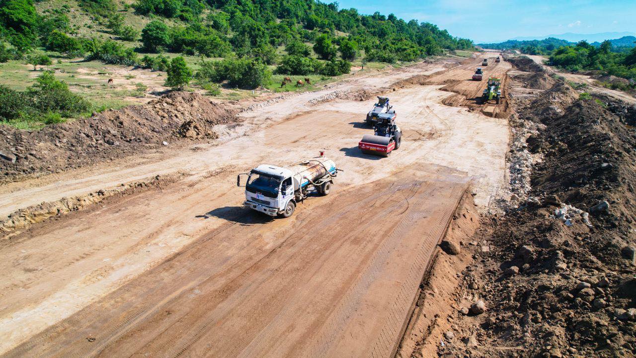 Tháo gỡ khó khăn về vật liệu san lấp cho các công trình trọng điểm phía Nam