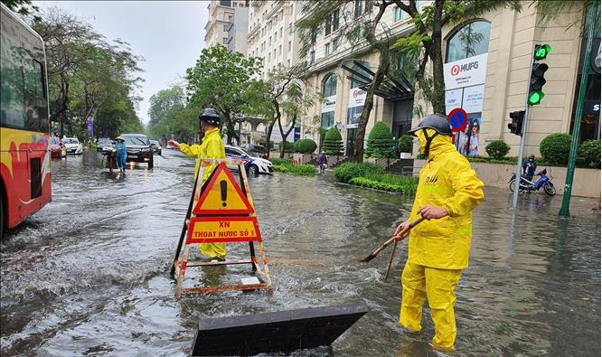 Hà Nội phòng chống ngập úng do ảnh hưởng bão số 2