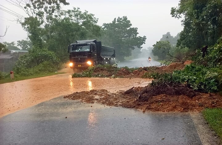 Tin thời tiết ngày 12/8: Khu vực Bắc, Trung Bộ có nơi mưa rất to