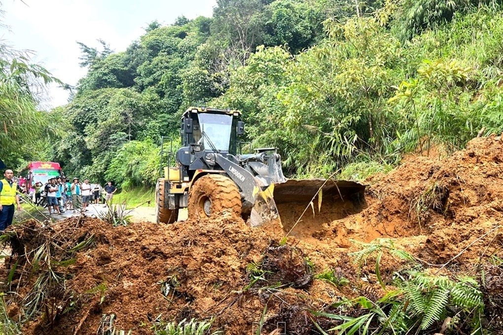 Điện Biên: Sạt lở khiến nhiều tuyến đường huyết mạch bị ách tắc