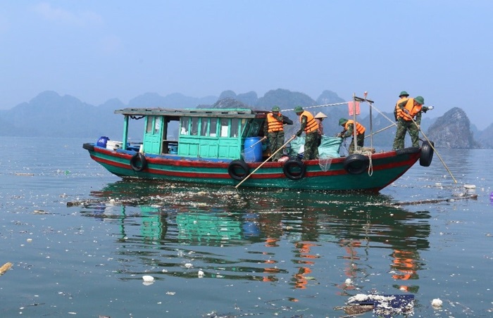 Tăng cường lực lượng, phương tiện xử lý rác trên vịnh Hạ Long