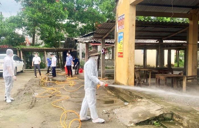 Ba Bể (Bắc Kạn): Ra quân phun tiêu độc, khử trùng cho đàn vật nuôi