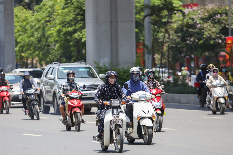 Nắng nóng tiếp tục bao trùm trên cả nước, đề phòng mưa dông, lốc sét