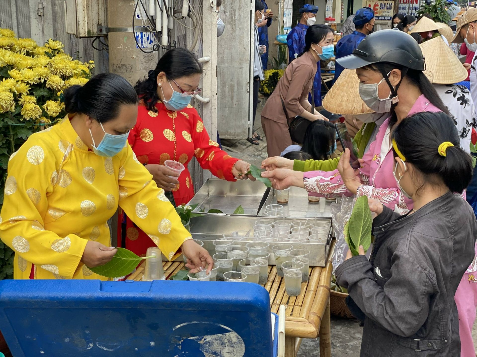 “Chợ lá” Tây Ninh – phiên chợ độc đáo dùng lá cây thay tiền