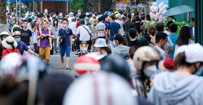 [Nghỉ lễ 30/4]: Công viên, hàng quán kín người, phương tiện nối đuôi mọi ngả đường