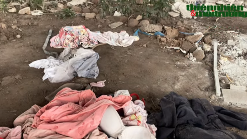 Dải phân cách biến thành nơi xả đủ các loại rác