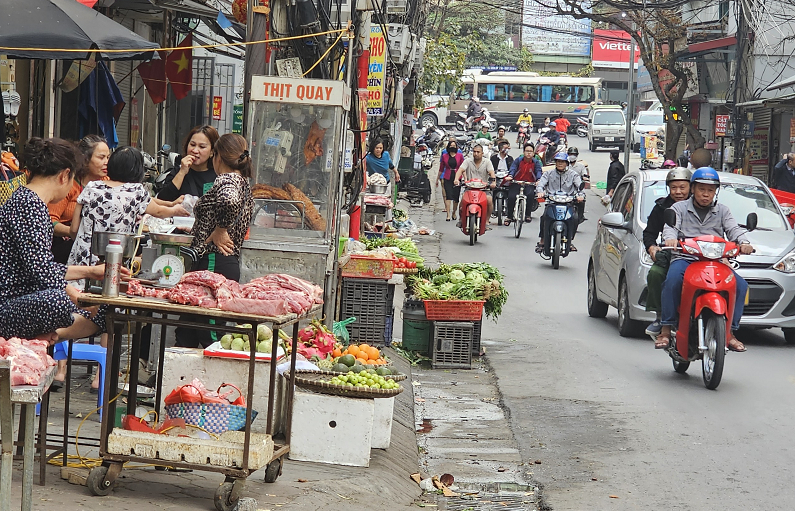 [Photo Story] Giải pháp nào để chấm dứt tình trạng lấn chiếm vỉa hè (?)