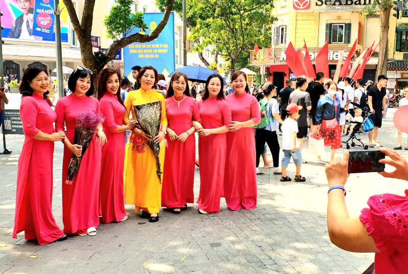 [Photo Story] Người dân Thủ đô hân hoan vui đón Tết Độc lập